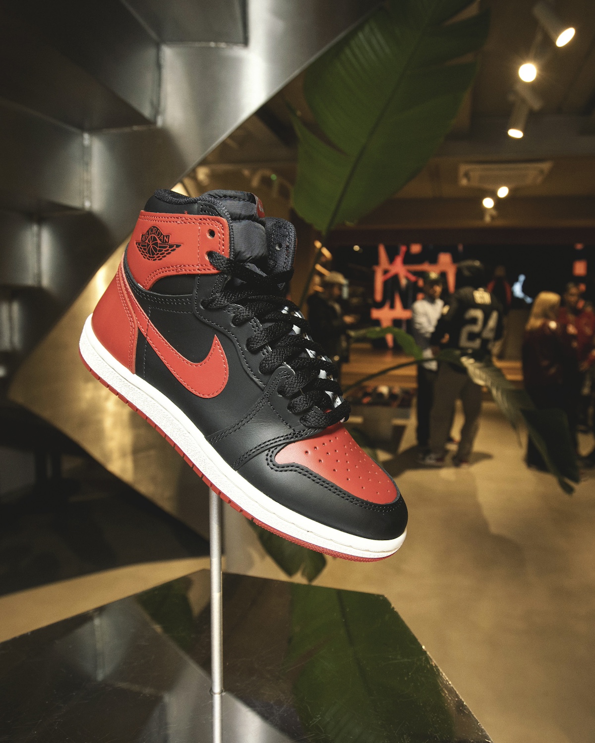 洋書 The Ultimate Sneaker Book air jordan 85 Sneaker Freaker. The Ultimate Sneaker Book: Wood, Simon